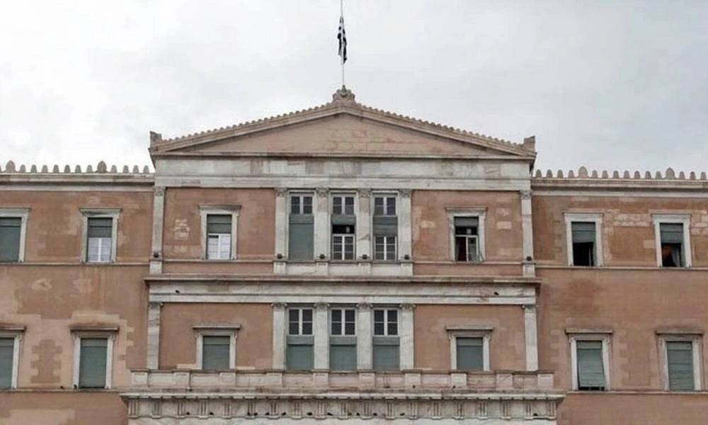 Βουλή: Κατά πλειοψηφία εγκρίθηκε το νομοσχέδιο για το νέο αδειοδοτικό πλαίσιο των ΑΠΕ